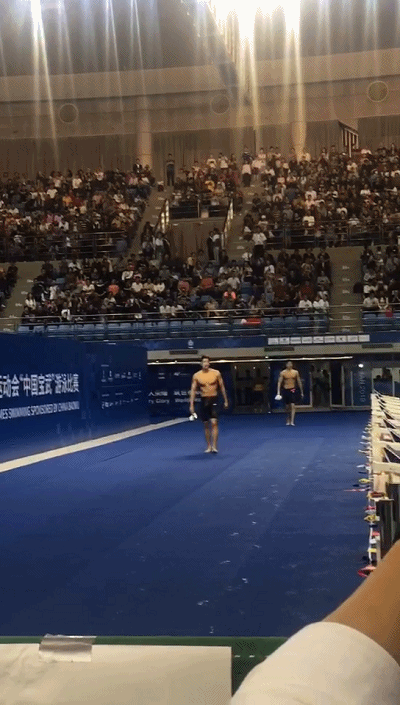 中国青年报@逆转夺冠后，他一个动作让全场尖叫！网友：爱上了…