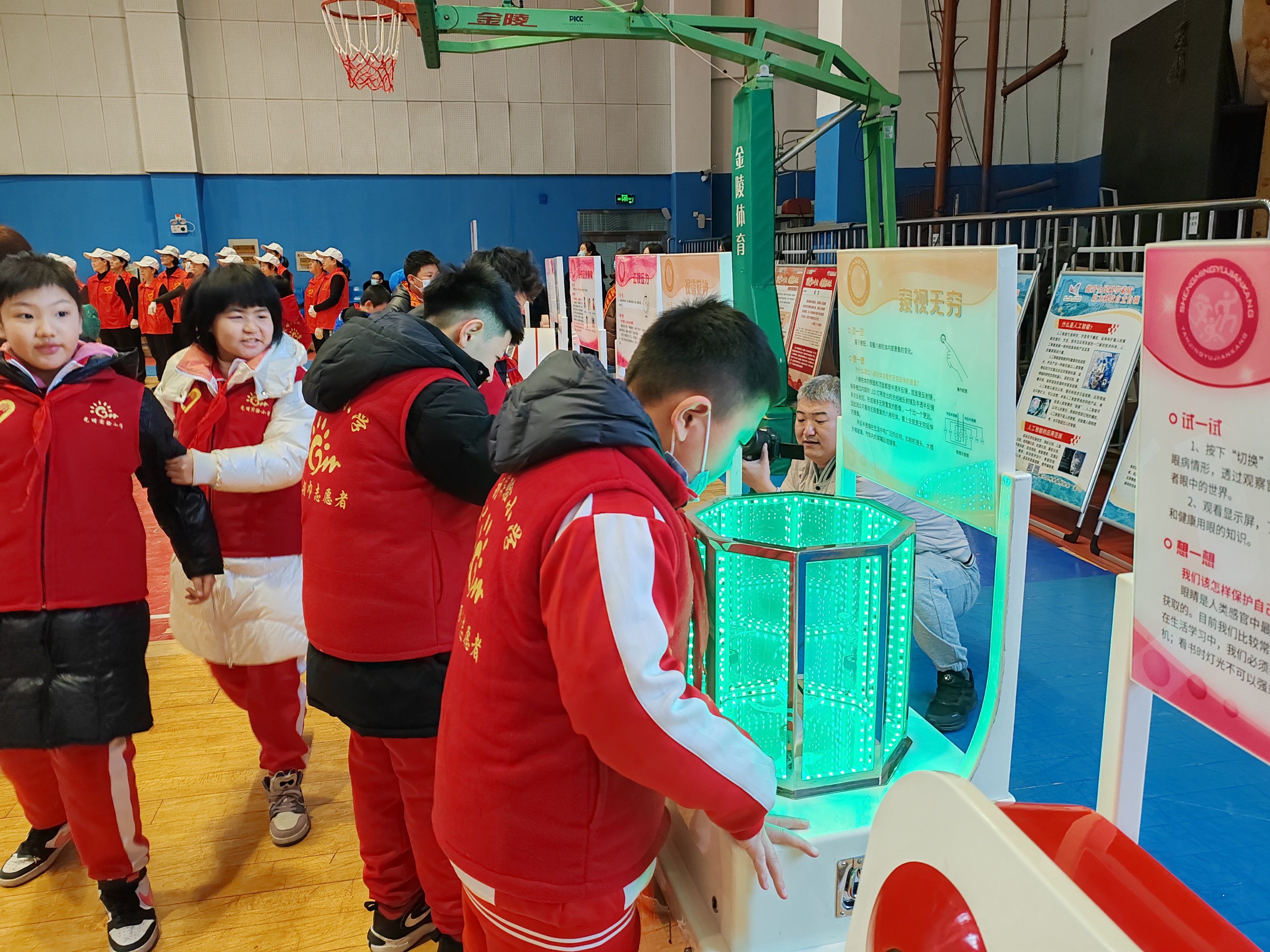 图片默认标题_fororder_活动现场,孩子们体验趣味科学实验。高博 摄