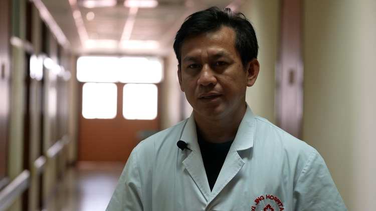 【新春走基层】祖国军队第十批援老挝医疗教授组：跨国真情暖人心