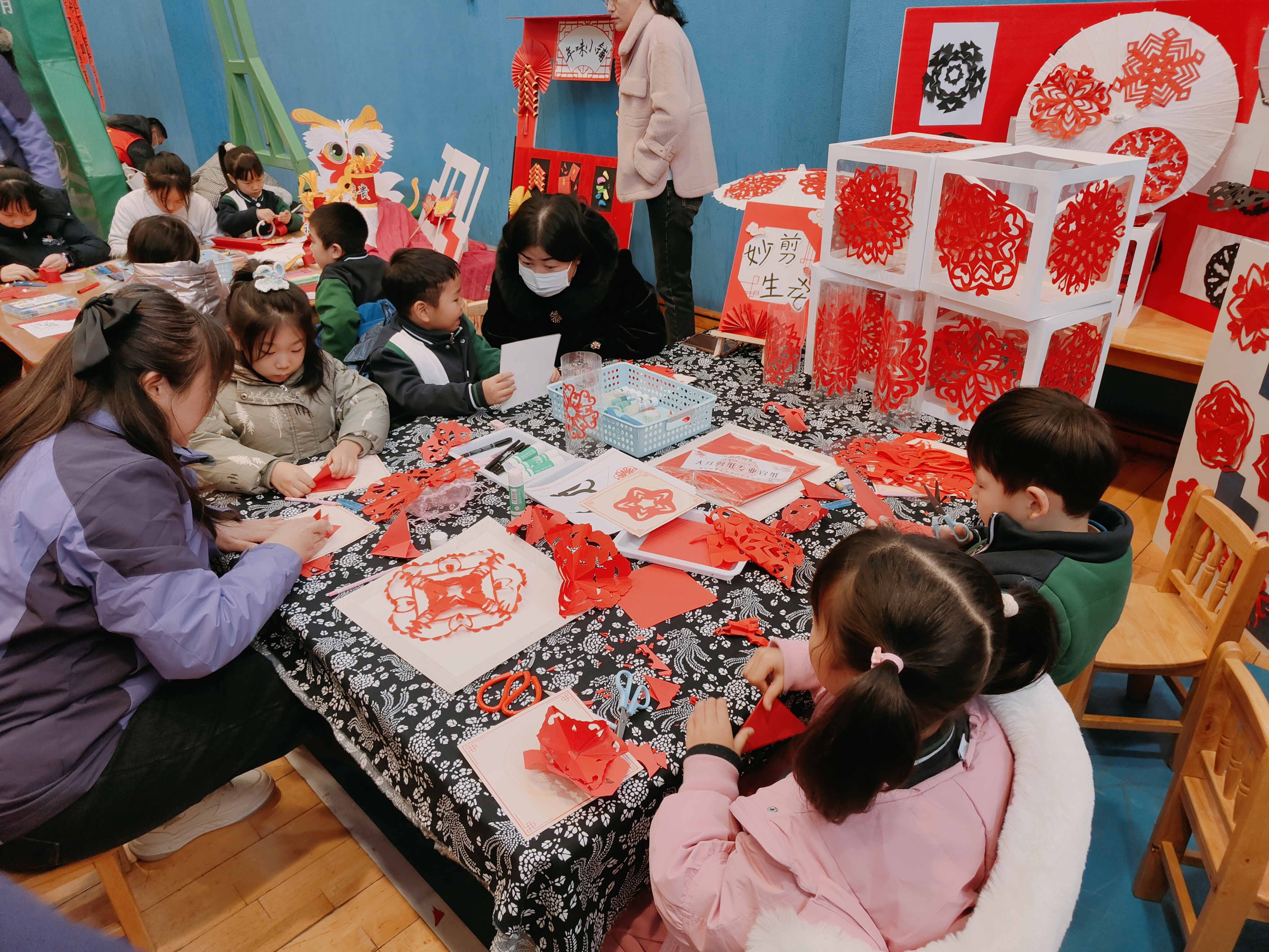 图片默认标题_fororder_活动现场,孩子们动手制作迎新春手工艺品。高博 摄