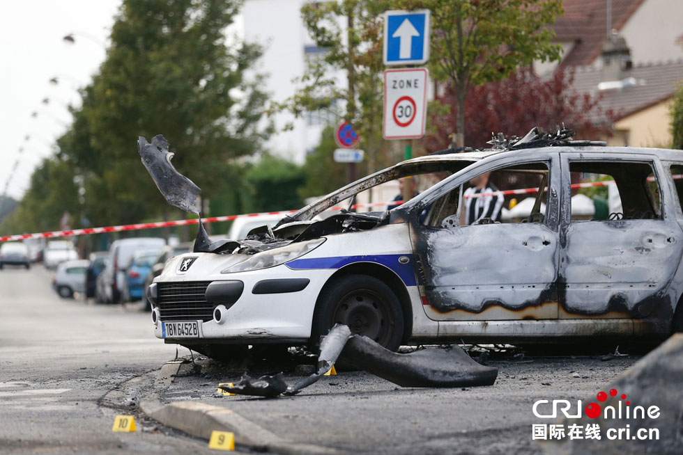 法国两辆警车遭燃烧弹攻击 4名警察受伤(组图)