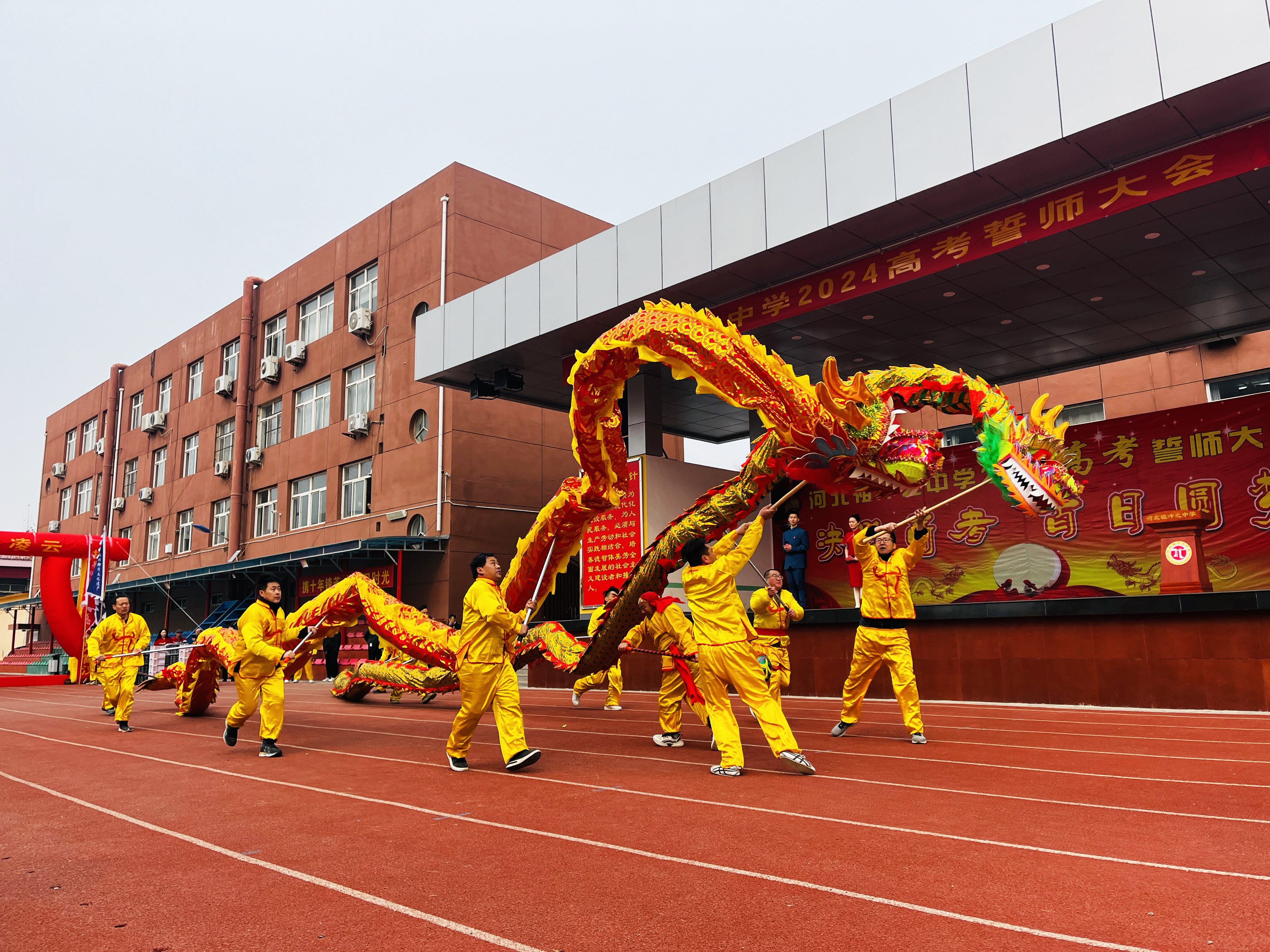图片默认标题_fororder_图为涞水县民间艺人舞龙灯为高三学子助威。(徐梓钰 摄).JPG