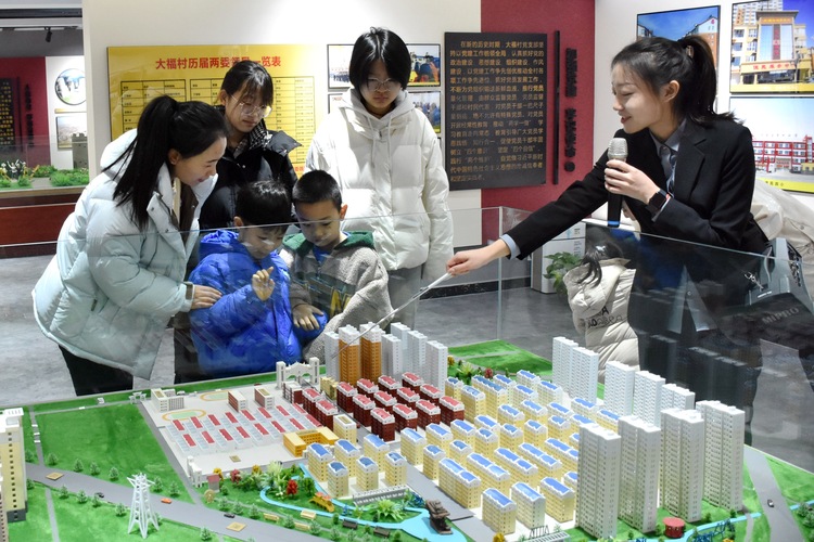 图片默认标题_fororder_村民参观大福村村史馆,从沙盘感受新农村建设成果。 赵琪摄.JPG