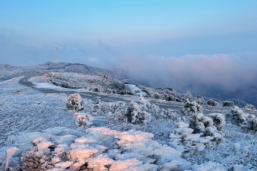 【原创】信阳市新县:雪后初霁 美若仙境_fororder_雪覆山顶(胡静泓 摄)