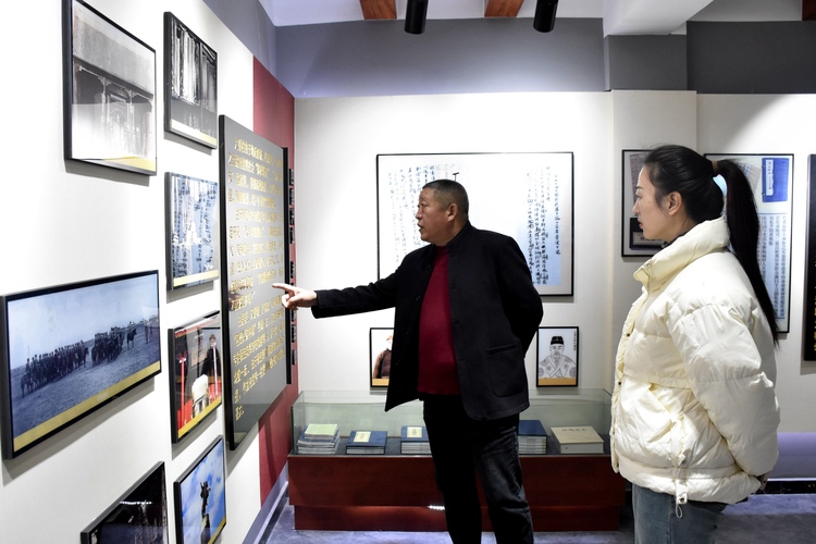 图片默认标题_fororder_村民参观大福村村史馆,了解大福村发展历程。 赵琪摄.JPG