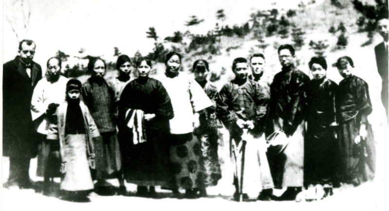 1925年4月21日，宋庆龄等登上紫金山为孙中山选墓址，左六为宋庆龄，左八为宋美龄。