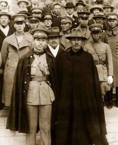 1930年11月12日，蒋介石、张学良等谒陵。