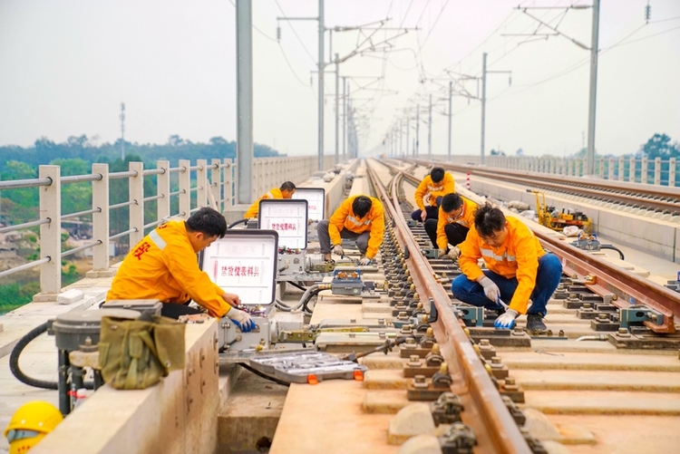 广西铁路部门检修信号设备 为春运保驾护航