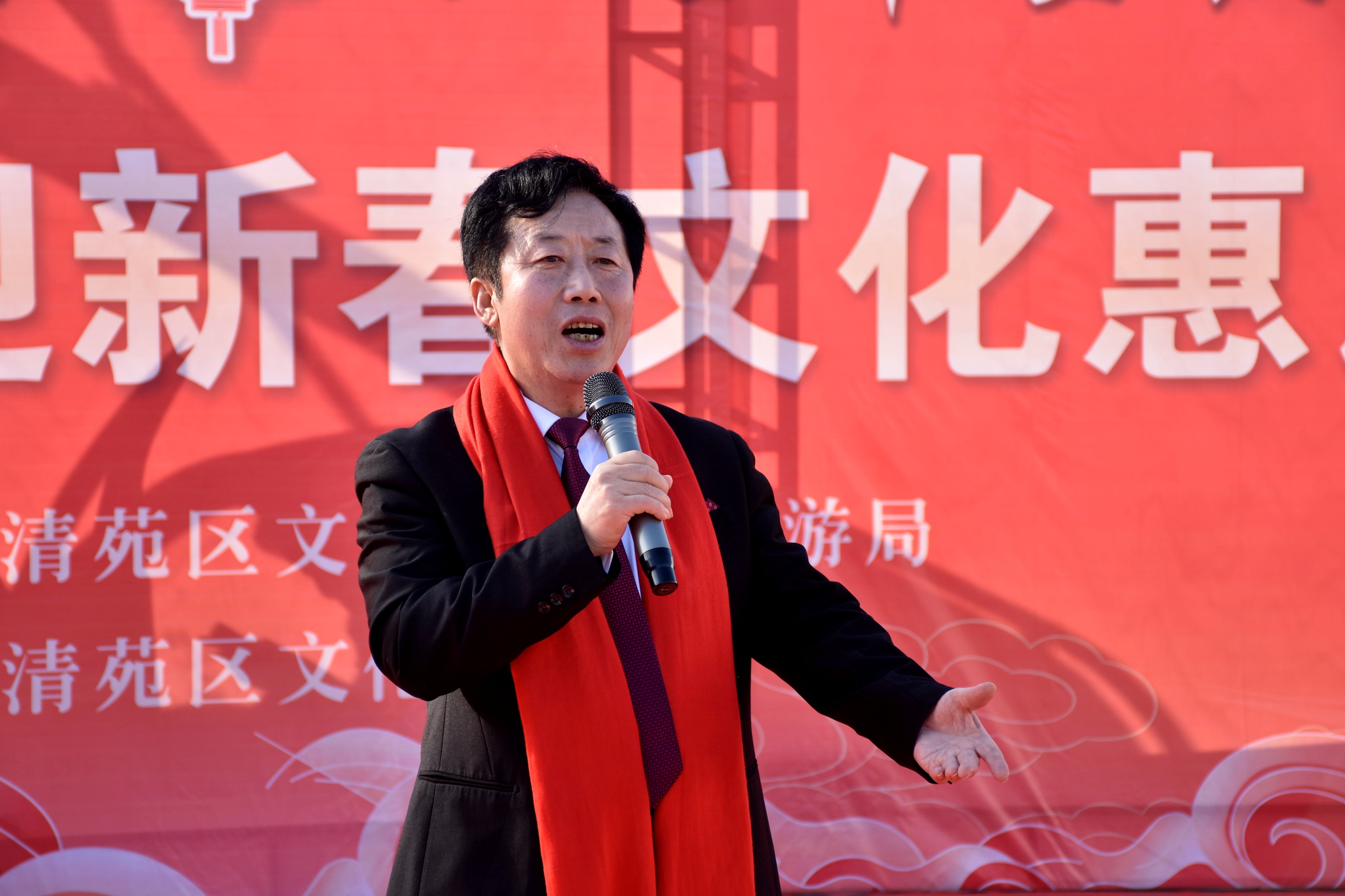 河北清苑:文化下乡迎新春_fororder_文艺爱好者唱红歌迎新春。 赵琪摄.JPG