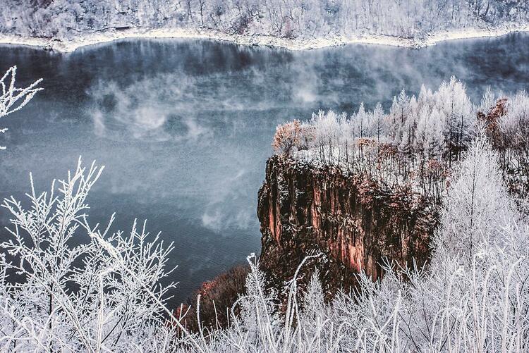 吉林：红石国家森林公园白山湖连续出现雾凇景观_fororder_f6d48011-8e67-4073-a8ce-0f2ff039d767