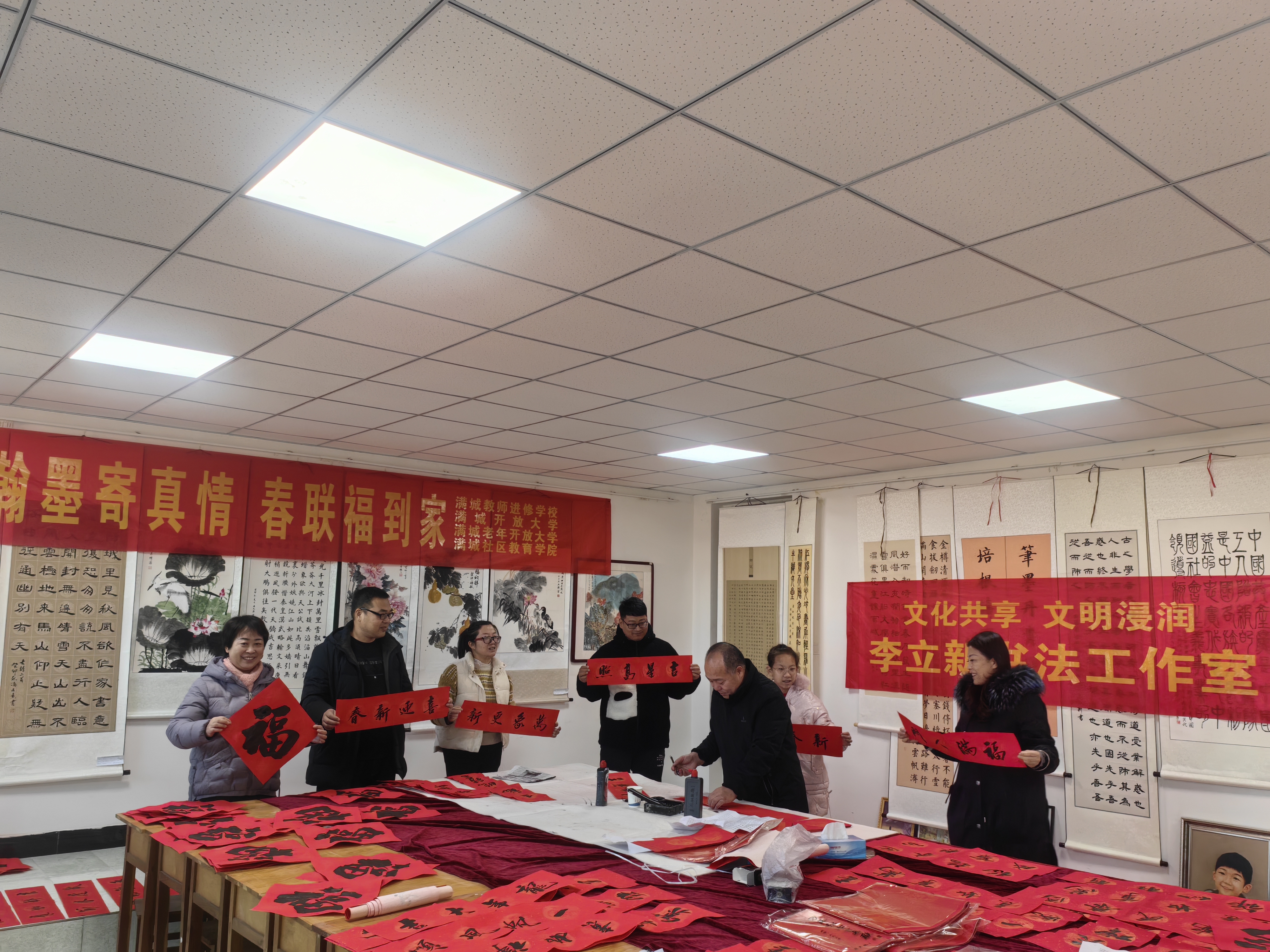 图片默认标题_fororder_满城开放大学“翰墨寄真情,春联福到家”春节义务送春联活动现场 摄影 康小江