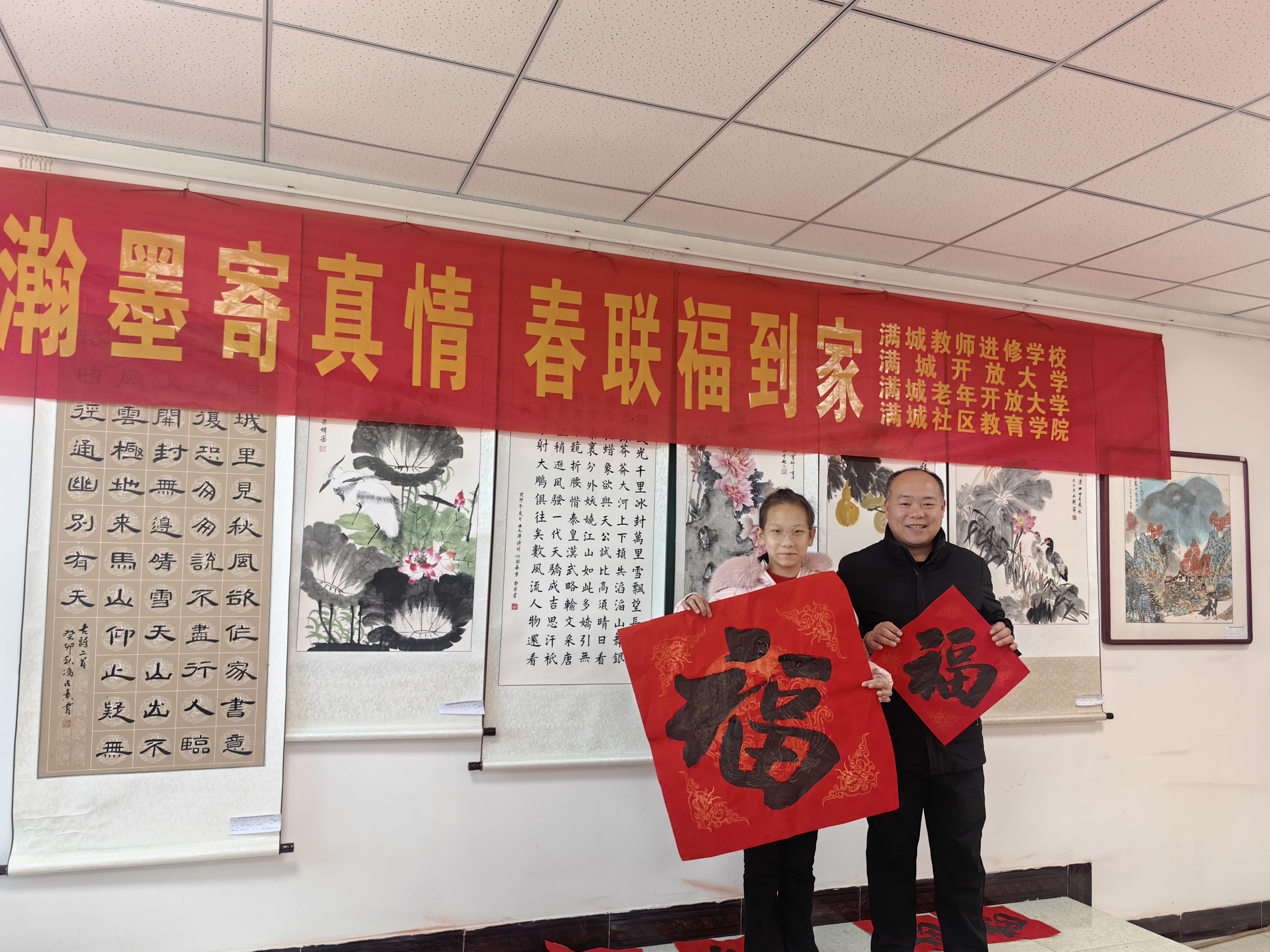 图片默认标题_fororder_展示写好的“福”字 摄影 康小江