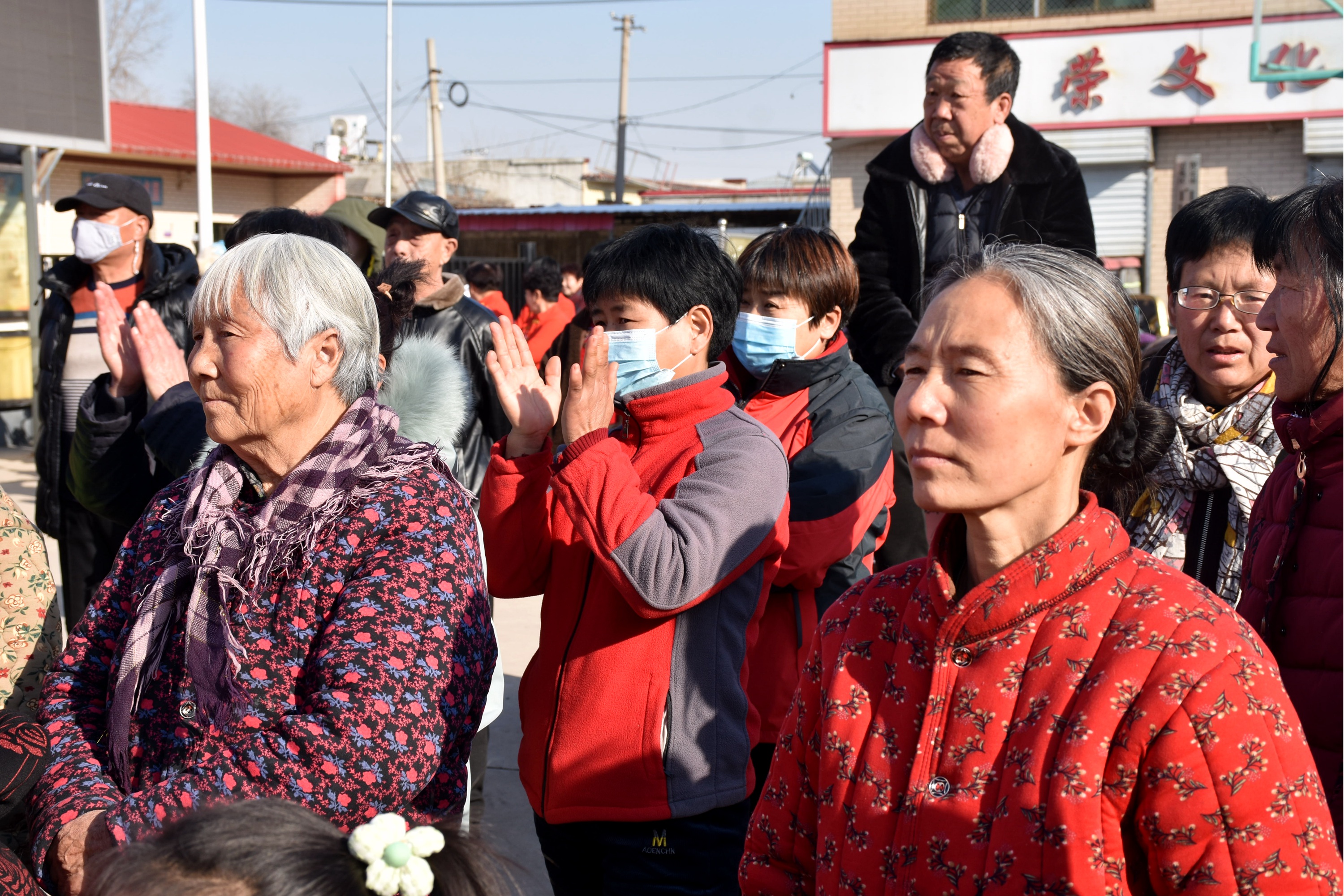 河北清苑:文化下乡迎新春_fororder_活动现场人头攒动、掌声不断。 赵琪摄.JPG