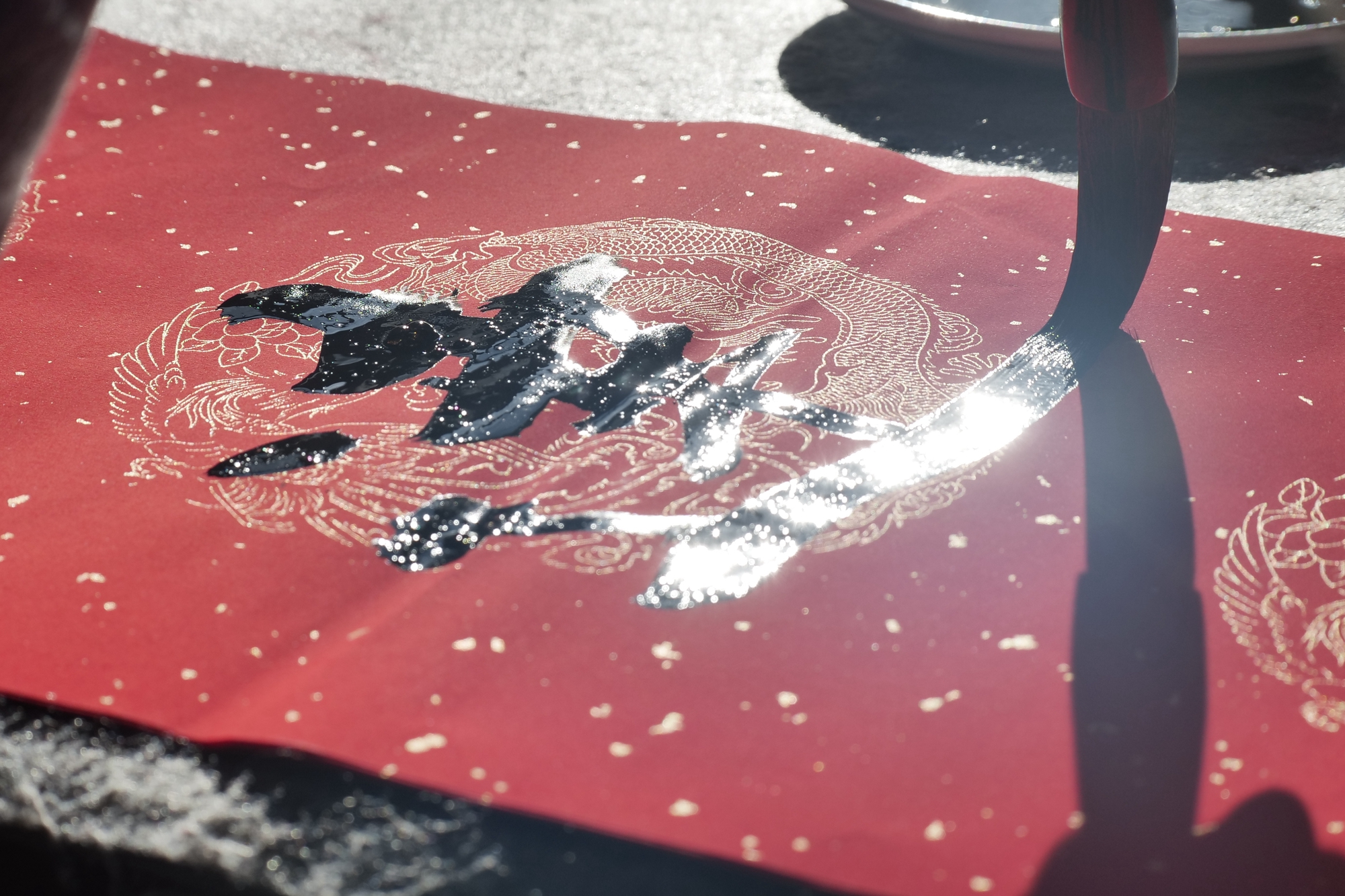 保定市满城区:挥毫送春联 墨香添年味_fororder_毛笔在红纸上“灵动” 摄影 边龙.JPG