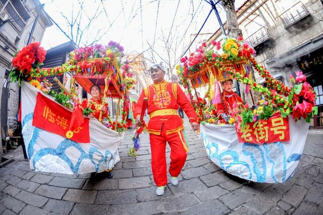 江苏连云港:民俗踩街迎新春 江苏连云港:民俗踩街迎新春