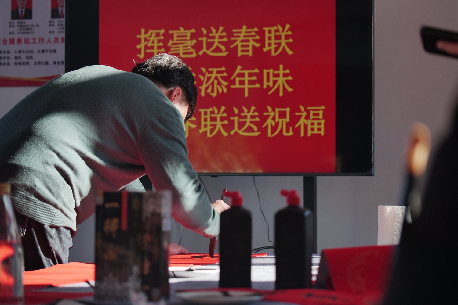 保定市满城区:挥毫送春联 墨香添年味_fororder_满城区白龙乡“挥毫送春联 墨香添年味”活动现场 摄影 边龙.JPG