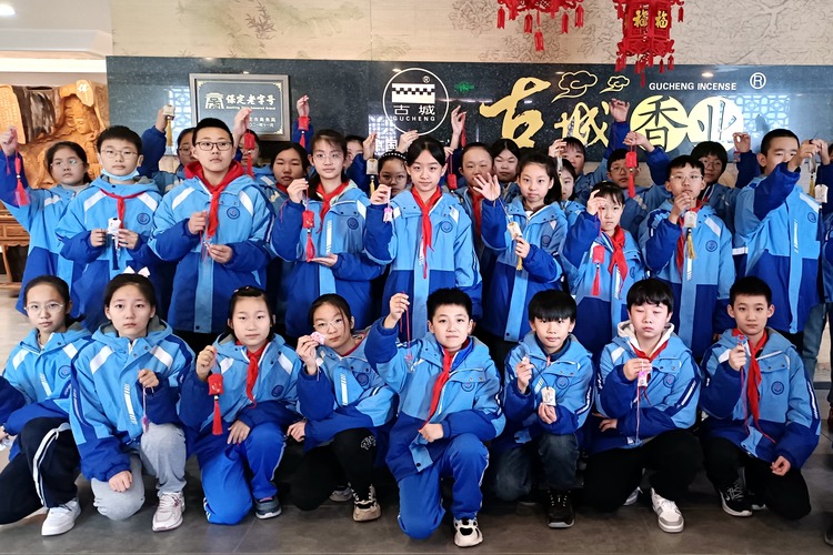 河北清苑:非遗研学 乐享假期_fororder_同学们展示亲手制作的香囊。 赵琪摄