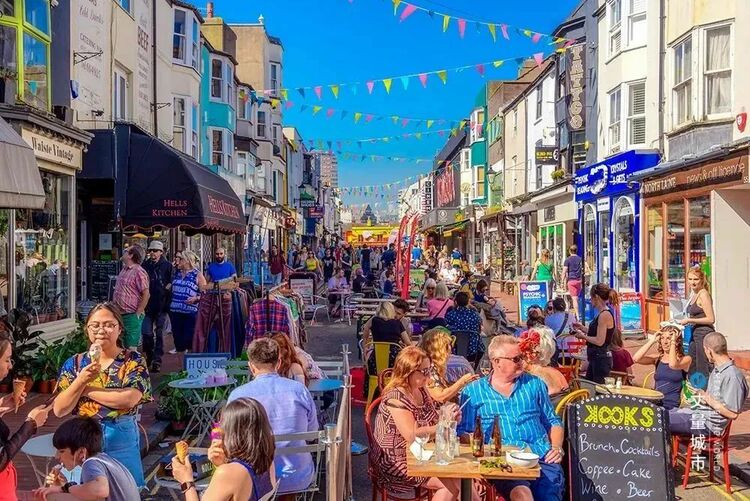 City walk还能带动消费?看街区重塑如何激活城市商圈 City walk还能带动消费?看街区重塑如何激活城市商圈