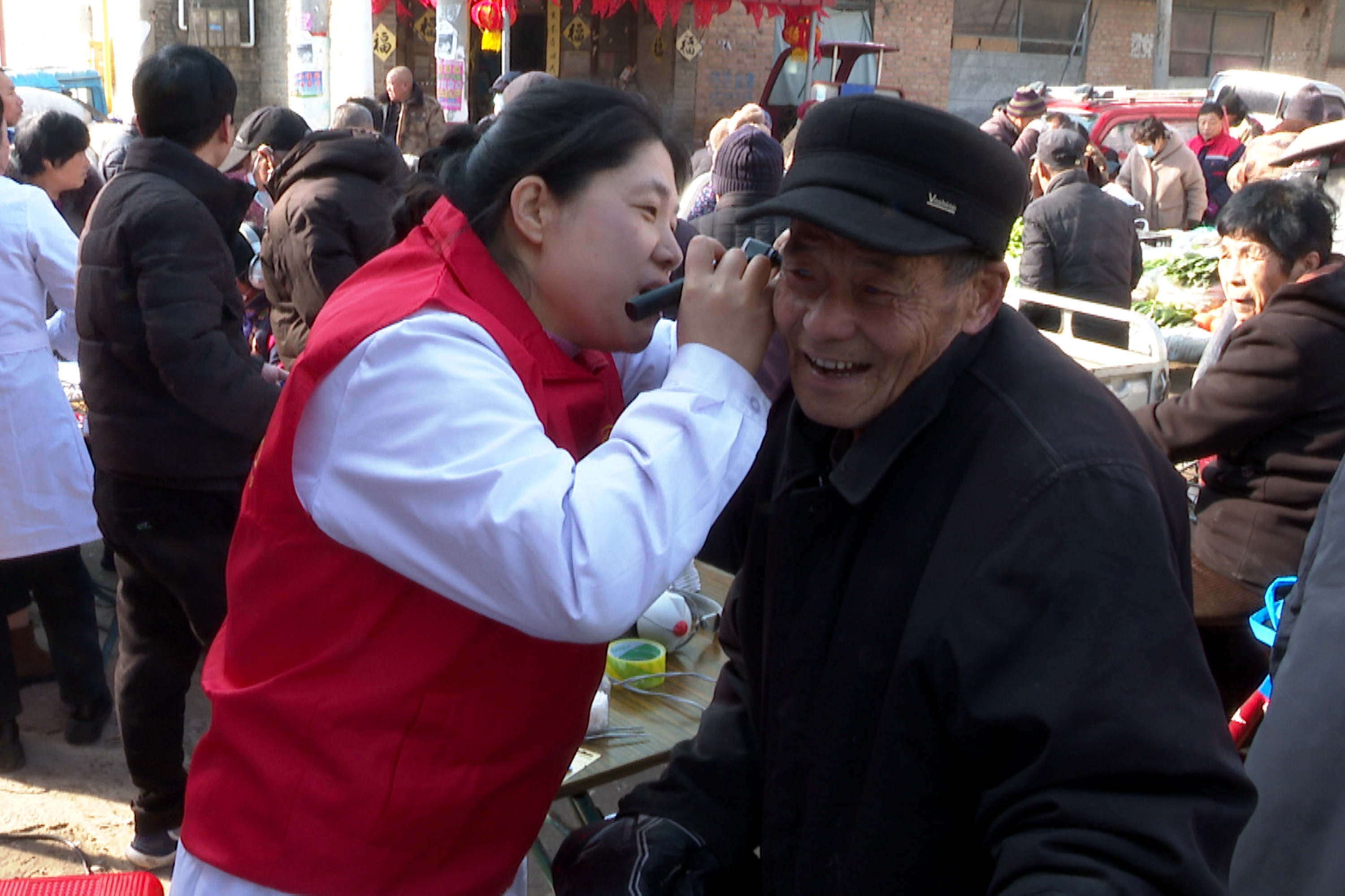 河北平泉:发展特色种植 助推乡村振兴_fororder_在魏村镇魏村西街大集,医务人员现场为群众进行听力筛查。 崔洋帆 摄