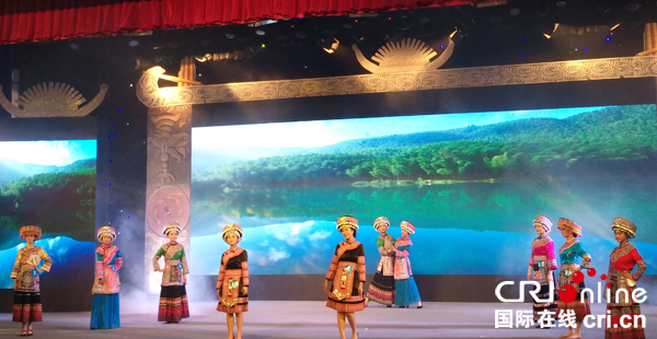 图片默认标题_fororder_《苗装秀》-摄影张勇