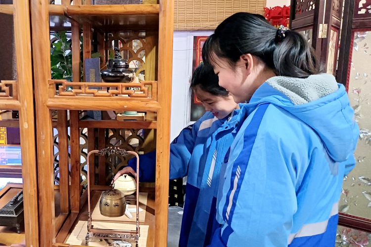 河北清苑:非遗研学 乐享假期_fororder_同学们参观保定古城香文化博物馆展厅。赵琪摄