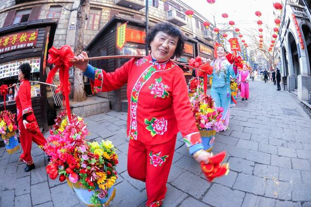 江苏连云港:民俗踩街迎新春 江苏连云港:民俗踩街迎新春
