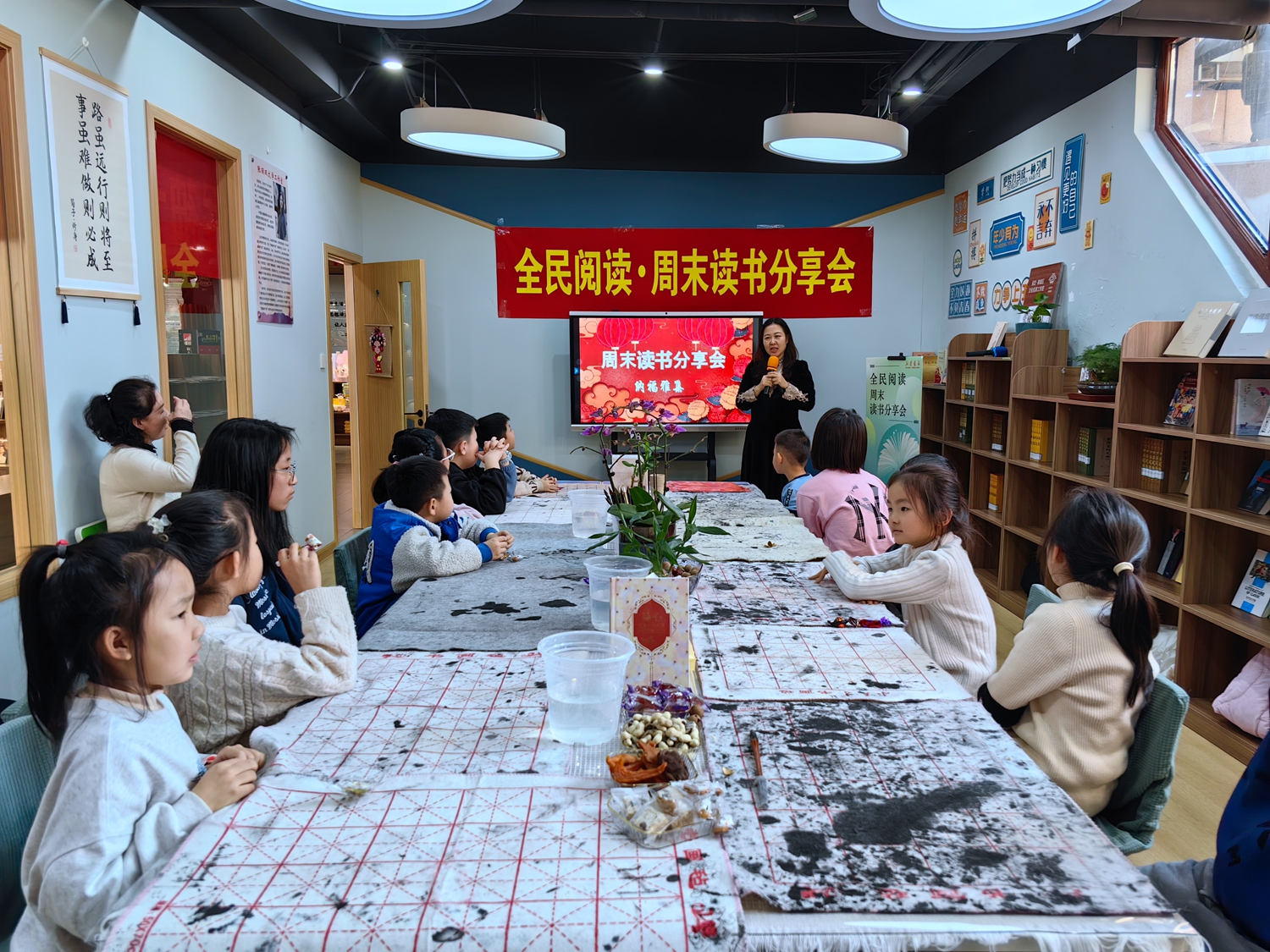 保定市满城区:文化名家纳福雅集 共迎龙年新春佳节_fororder_活动现场文化名家与孩子们共同感受福文化 摄影 单媛媛