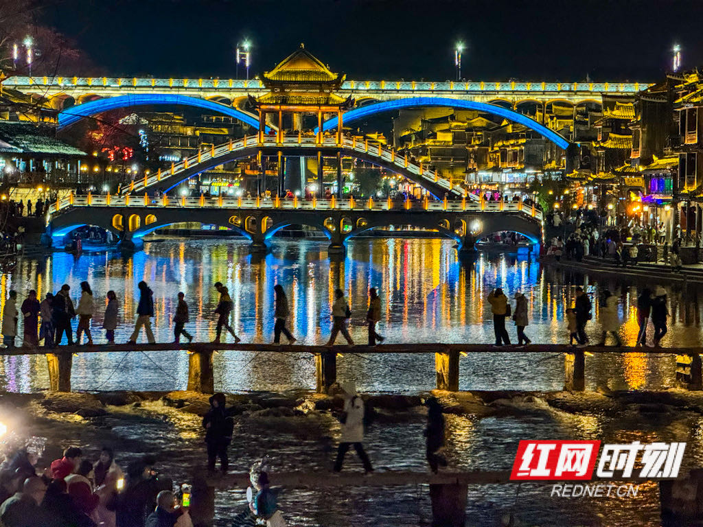 组图丨深冬时节夜游沱江 凤凰古城热度不减