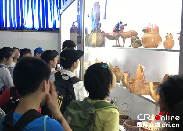 图片默认标题_fororder_学生们参观竹编精品