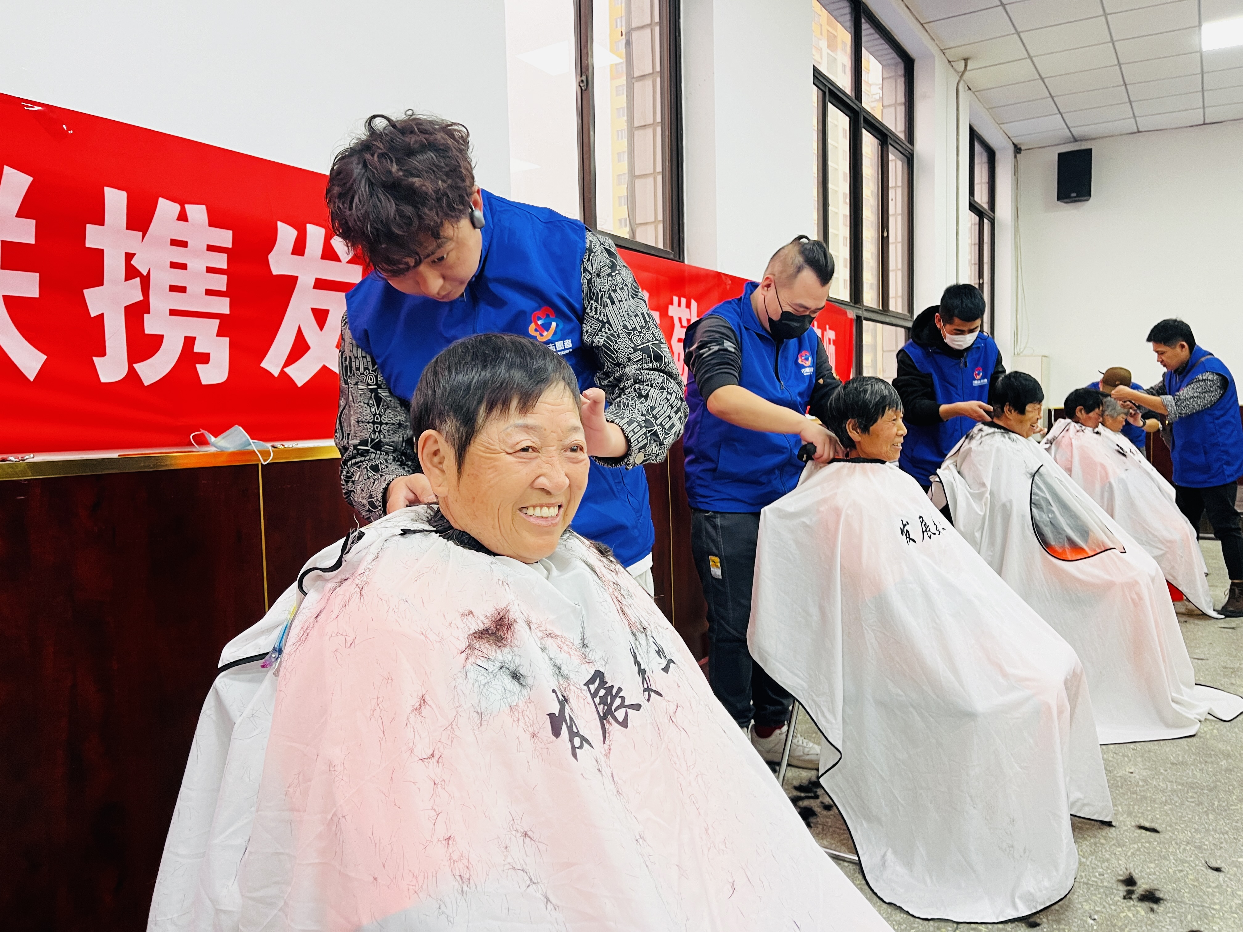 河北涞水:情暖巾帼心 爱在妇女节_fororder_图为志愿者为环卫女工提供义剪服务。李金璐 摄