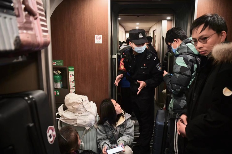 春运以来 深圳铁路警方查处4名在高铁动车组列车上吸烟的旅客_fororder_微信图片_20240202135550
