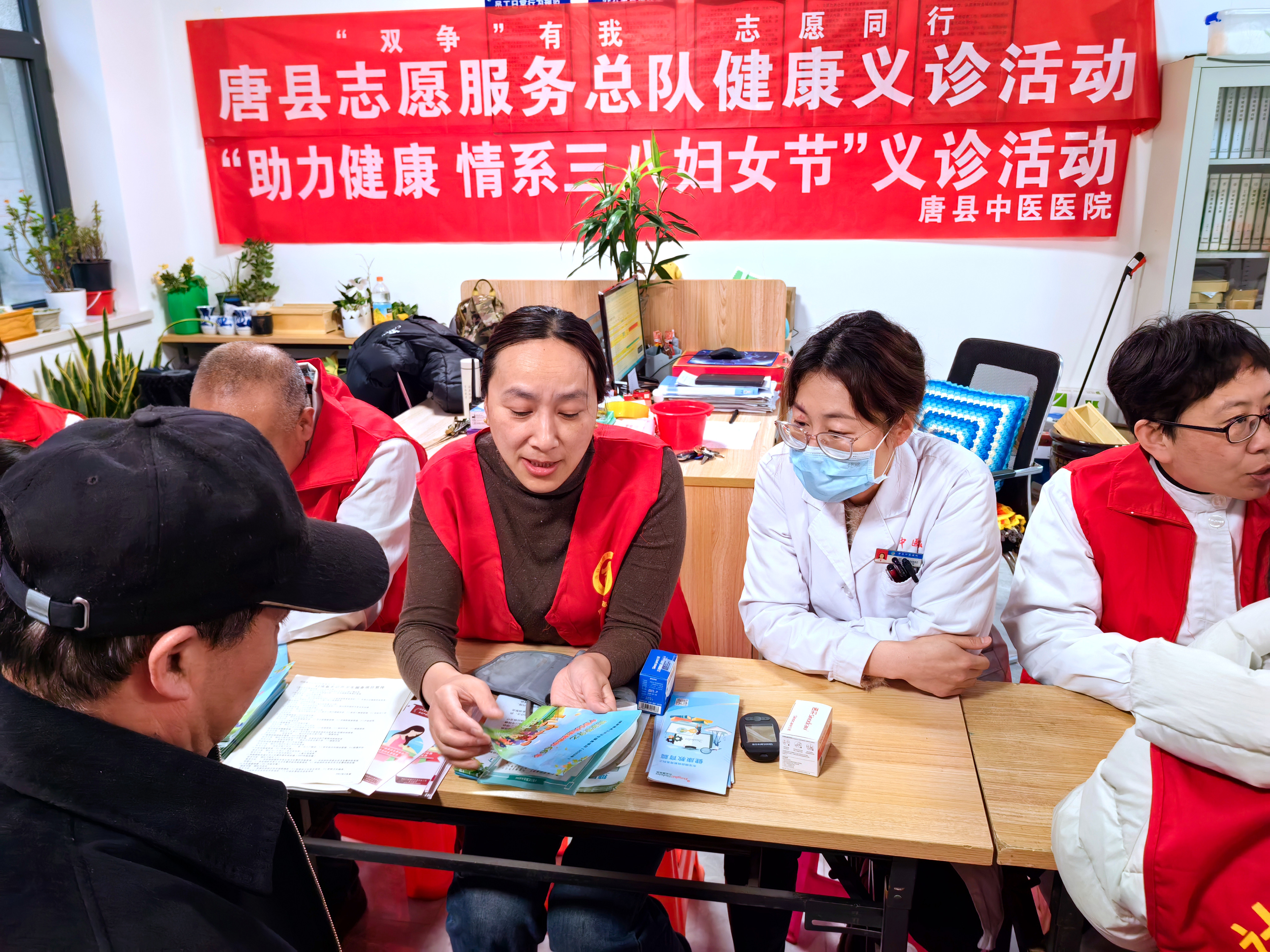 河北唐县:庆三八 送健康 爱心义诊进社区_fororder_医务人员发放宣传资料