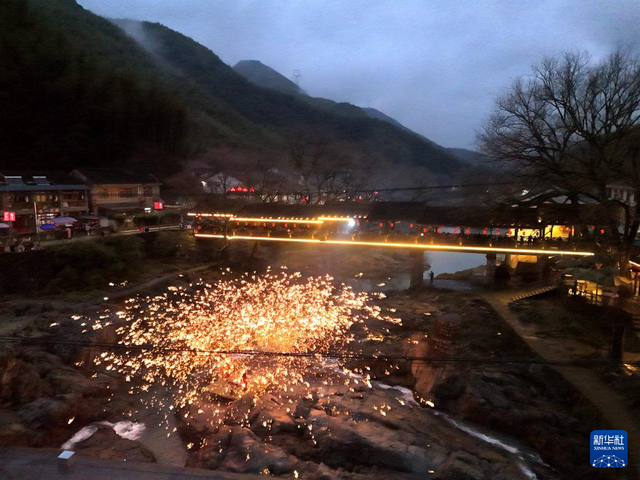 浙江余姚:山乡打铁花 流光溢彩迎龙年 浙江余姚:山乡打铁花 流光溢彩迎龙年