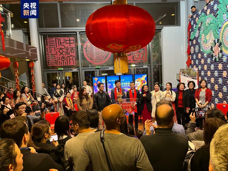 走进巴黎中国文化中心过大年 总台春晚宣传片圈粉法国民众