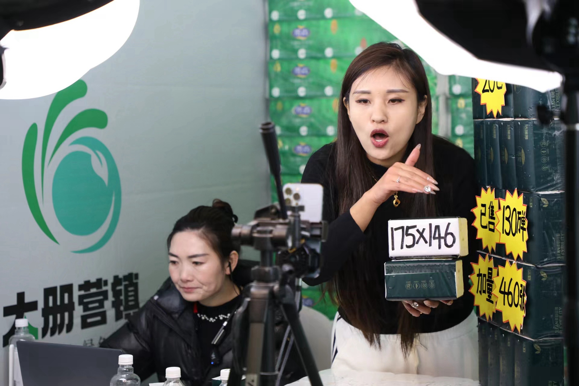 保定市满城区:电商赋能 助力传统产业升级_fororder_电商达人直播间内直播 摄影 张丽双