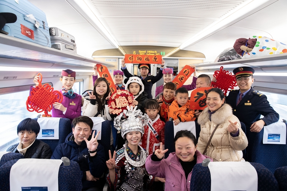 贵南高铁上的“青春年货铺”_fororder_列车工作人员和旅客在活动车厢留影。章汝慧 摄