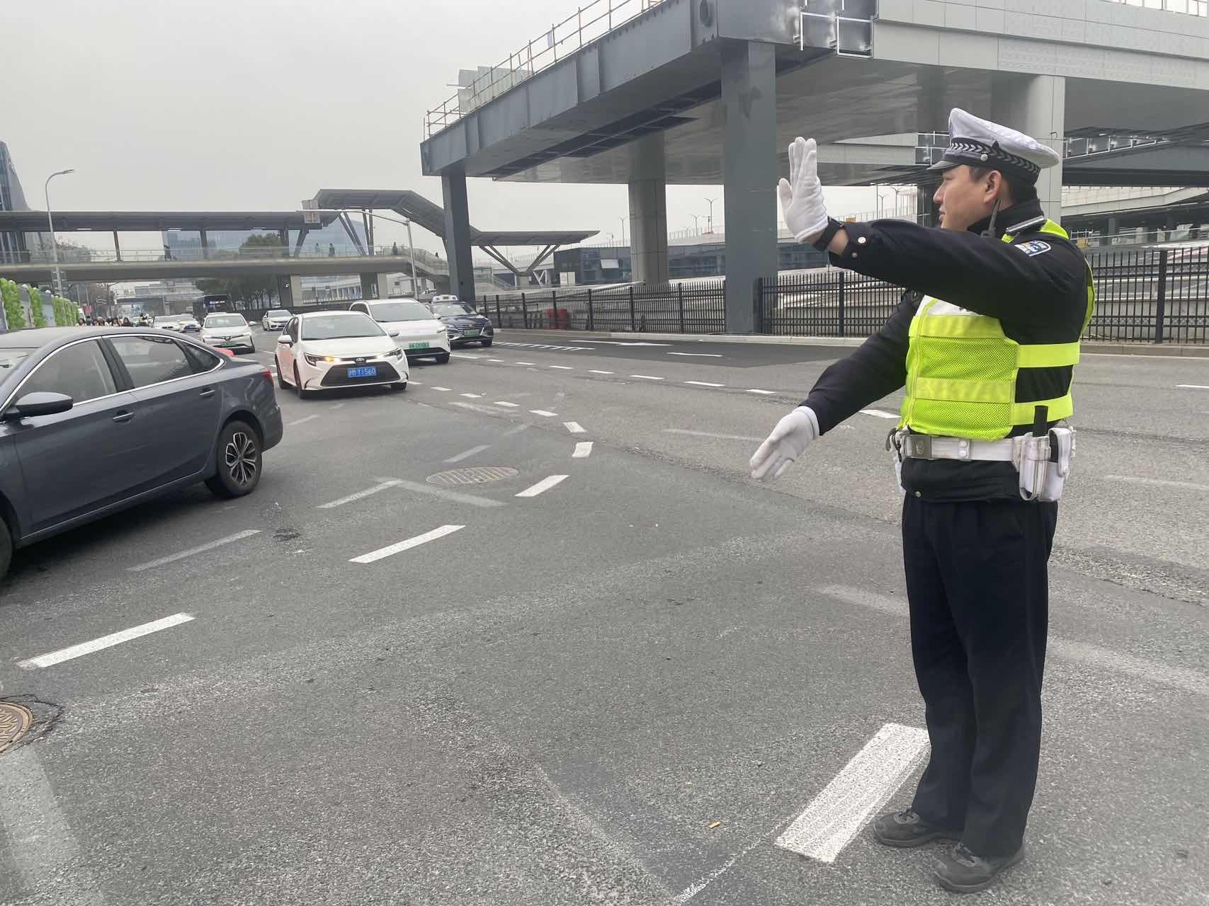 虹桥枢纽每日到发旅客数超40万人次 上海警方多举措疏导_fororder_144