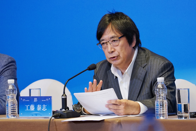 图片默认标题_fororder_日本言论NPO代表工藤泰志对中日双方调查数据进行介绍（摄影：刘睿）