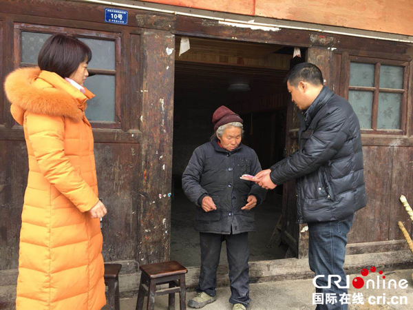图片默认标题_fororder_7、泸定县群团走村入户慰问孤寡老人