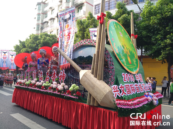 图片默认标题_fororder_民族风情花车巡游-摄影张勇