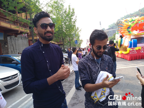 图片默认标题_fororder_外国游客接受记者采访--摄影张勇