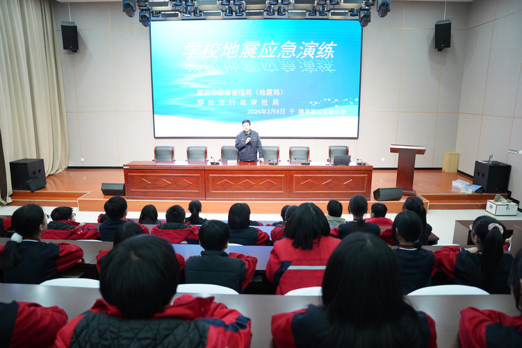 河北隆尧举行校园防震应急避险疏散演练_fororder_10.JPG