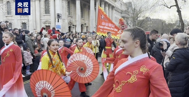 英国(Britain)伦敦超70万民众共庆龙年新春