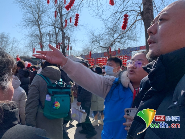 【锦绣中国年】新年“志愿蓝”:首都志愿者守护欢庆年味儿