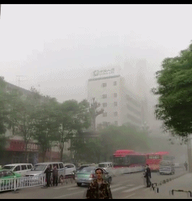 一危化品车辆在甘肃天水发生事故起火 造成1死1伤（图）