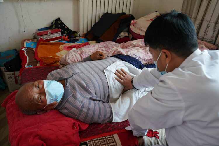 河北清苑:精准助残康复服务到乡村_fororder_清苑区精准助残康复服务队上门为残疾人做推拿治疗。 摄影 王磊
