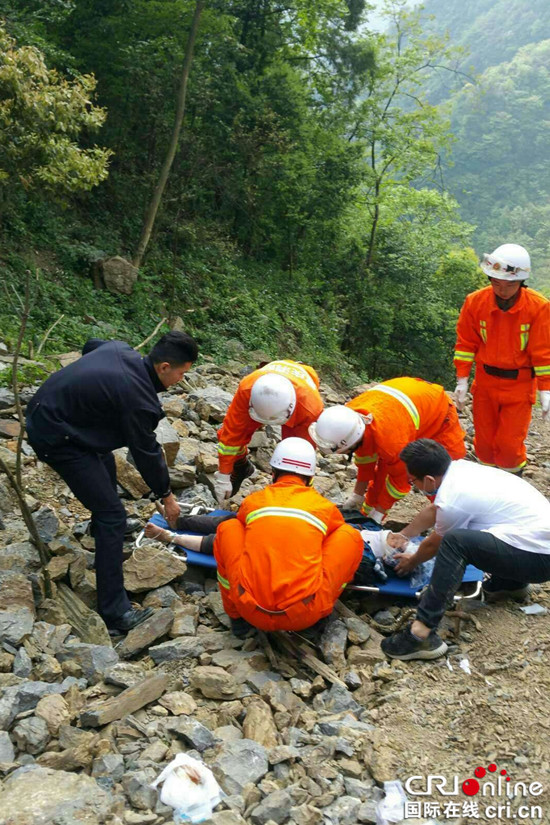 南川老人迷路摔倒山间 万盛民警烈日下救助获