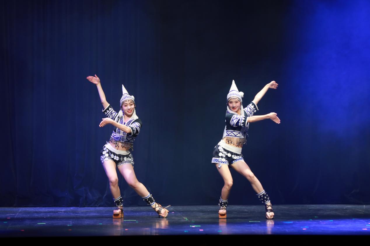 昆明传媒学院师生登上全英春晚舞台,向世界展示中国文化的魅力 昆明传媒学院师生登上全英春晚舞台,向世界展示中国文化的魅力_fororder_4