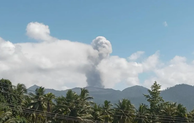 印尼杜科诺火山一口吻发生两次喷发