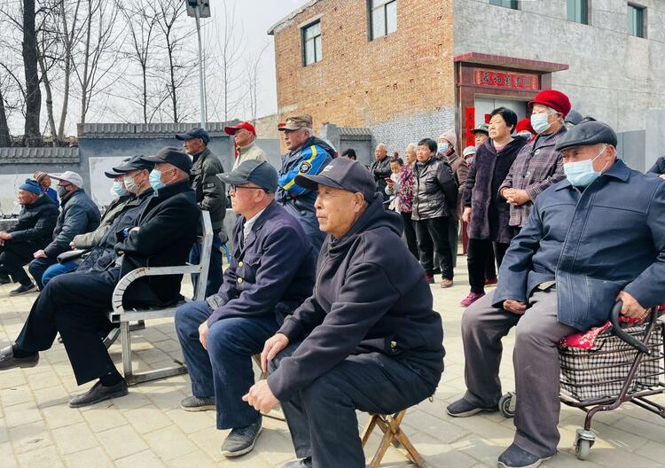 河北涞水:戏曲下乡润民心 文化惠民促振兴_fororder_图为观众聚精会神地观看演出。(李金璐 摄)